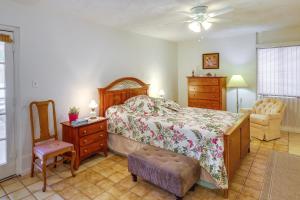 half Mi to Light Rail Midtown PHX Home with Patio