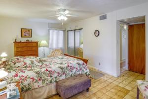 half Mi to Light Rail Midtown PHX Home with Patio