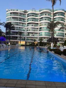 Flat com piscina na beira da praia do Recreio