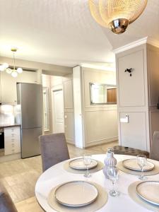 Chłodna Premium 2-Bedroom Apartment, City Center