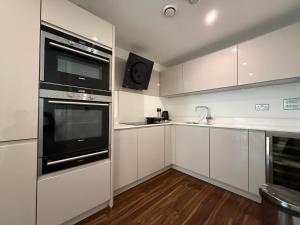 Heated Floors, AC , Balcony City Views next to Gherkin near Liverpool St - LuxuryLondonStays