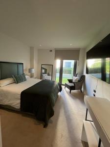 Spacious Chelsea Harbour Home with Garden, Pool, Gym