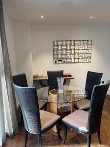 Spacious Chelsea Harbour Home with Garden, Pool, Gym