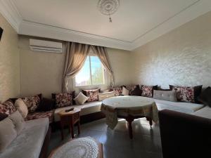 Cozy & Modern Apartment Minutes from Menara Airport