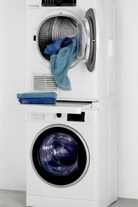 6mins to airport Large Family House