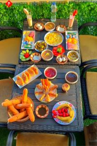 PYRAMiDS GOLDEN EYE HOTEL