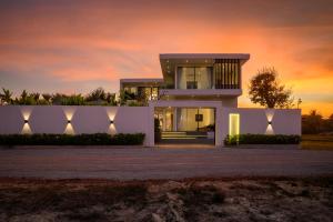 Porchey Private Villa - Free airport pick-up, private transportation and dedicated butler