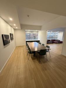 Luxury Downtown One Bedroom with Skyline Views and Free Parking