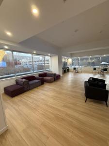 Luxury Downtown One Bedroom with Skyline Views and Free Parking