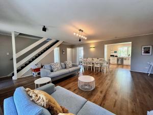 4BR Dual-Living Beach House Walk to Coast