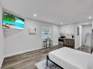 Coastal Charm Studio Beach House in Pompano Beach