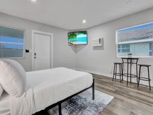 Coastal Charm Studio Beach House in Pompano Beach