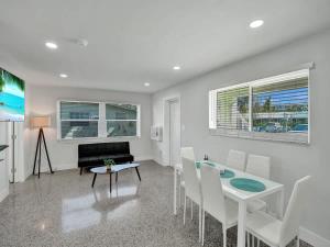 Coastal Charm Cozy 2BR Retreat in Pompano Beach