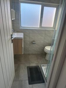 London ,Budget Double room -Quite and Close to amnesties-walking distance to Elizabeth line