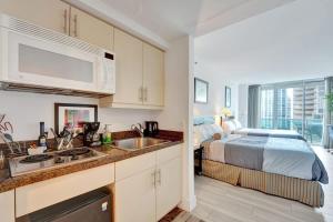 Arya Hotel Studio Views plus Kitchenette plus Parking