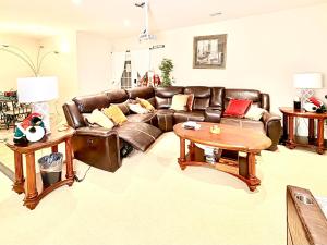 Luxurious 2BR Movie Theater Game Room Full Kitchen Gym