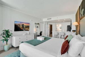 Coconut Grove Getaway Stylish Suite w Views