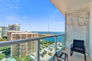 Coconut Grove Getaway Stylish Suite w Views