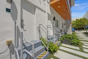 Eden Escape Walk to FLT Beach 1103