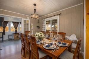 Creek, King Beds, Wow Views, Private, New, Patio, Spa, Close to Town