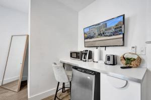 Eden Escape Walk to FLT Beach 1201