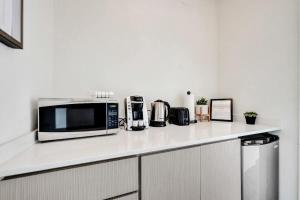 Eden Escape Walk to FLT Beach 1206