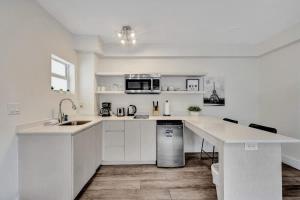 Eden Escape Walk to FLT Beach 2101