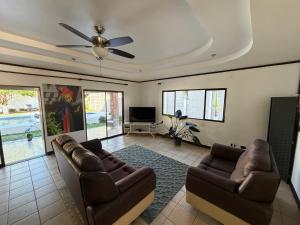 Zeus Guest house & Car Rental Free SJO Airport Shuttle-NATIONWIDE PRÍVATE SHUTTLE SERVICE