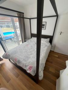 Large 3 bedroom house with swimming pool, close to beach, cinema and shops