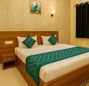Hotel Backpackers Rooms - Best Family Stay Near Prem Mandir and Chaar dhaam -Fully AC