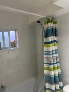 Descansa en playa pelluco