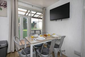 Spacious 5-Bed Garden Home with Parking WiFi - Pass the Keys