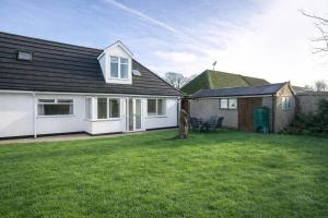 Spacious 5-Bed Garden Home with Parking WiFi - Pass the Keys