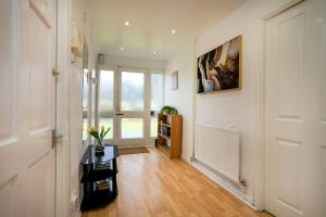 Spacious 5-Bed Garden Home with Parking WiFi - Pass the Keys