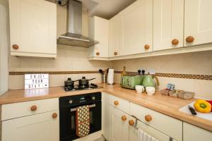 Spacious 5-Bed Garden Home with Parking WiFi - Pass the Keys