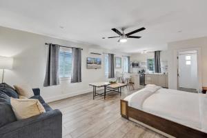 Eden Escape Walk to FLT Beach 2204