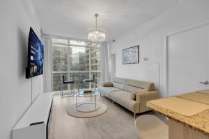 Luxe 3-Bedroom Lakeview Condo, Free parking ,Walk to CN Tower, Scotiabank Arena & Rogers Centre