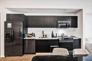 Luxury 2BR Condo w Bay and Skyline Views