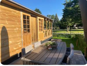 Chalet Inn de Natuur met Veranda bij Brunssummerheide!