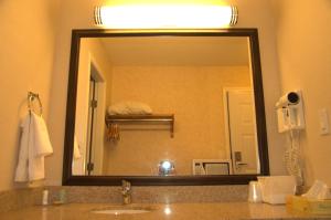 Queen Room with Two Queen Beds - Non-Smoking room in Best Budget Inn & Suites Kamloops