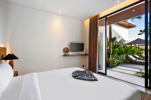 Briana Elegant 4 BR Private Pool Villa ZN441