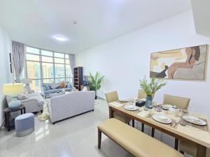 Marina Breeze - Serene Yacht Views near Ain Dubai 3 BR Apartment