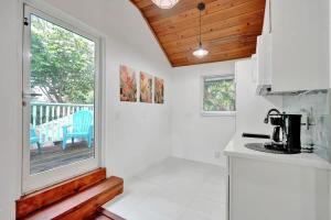 Tropical Oasis Studio w Pool