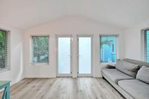 Tropical Oasis 2BR w Pool