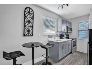 Rustic Retreats Modern 1BR for 4 guests in the heart of Fort Lauderdale