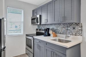 Rustic Retreats Cozy 1BR for 2 guests minutes from Las Olas