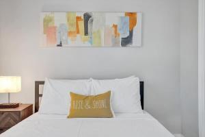 Rustic Retreats Cozy 1BR for 2 guests minutes from Las Olas