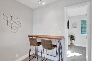 Rustic Retreats Cozy 1BR for 2 guests minutes from Las Olas