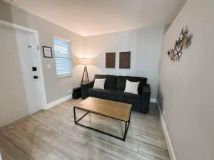 Rustic Retreats Modern 1BR for 4 guests in the heart of Fort Lauderdale