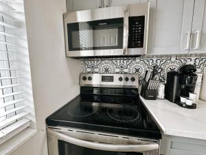 Rustic Retreats Modern 1BR for 4 guests in the heart of Fort Lauderdale